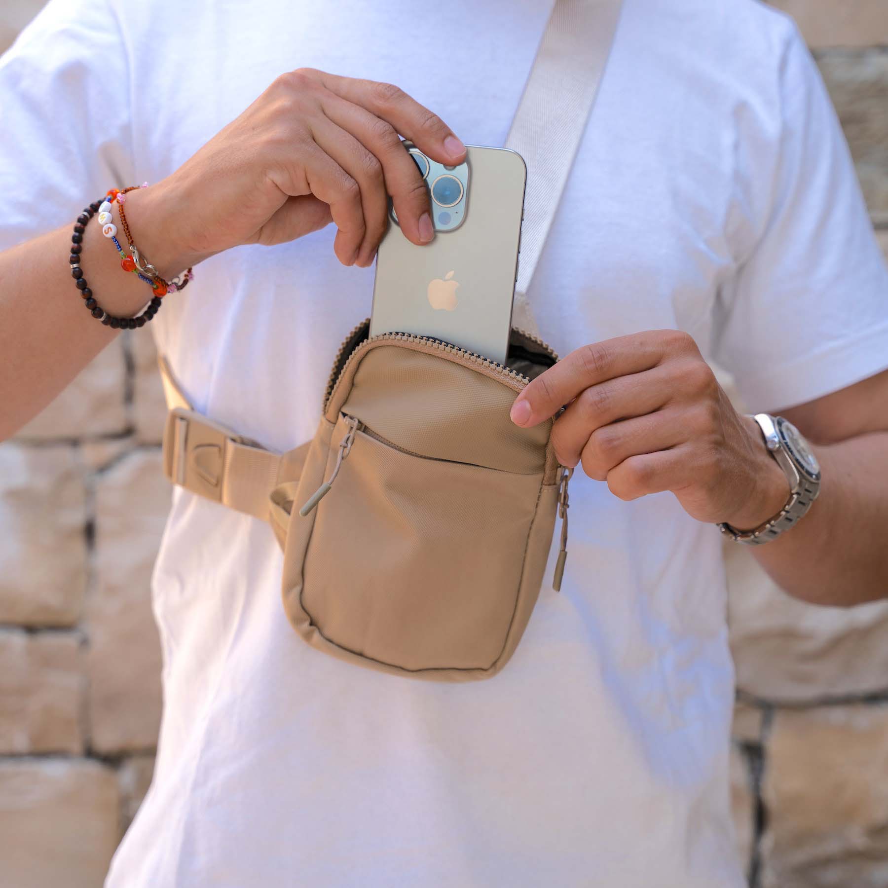 Borsa tracolla beige in uso