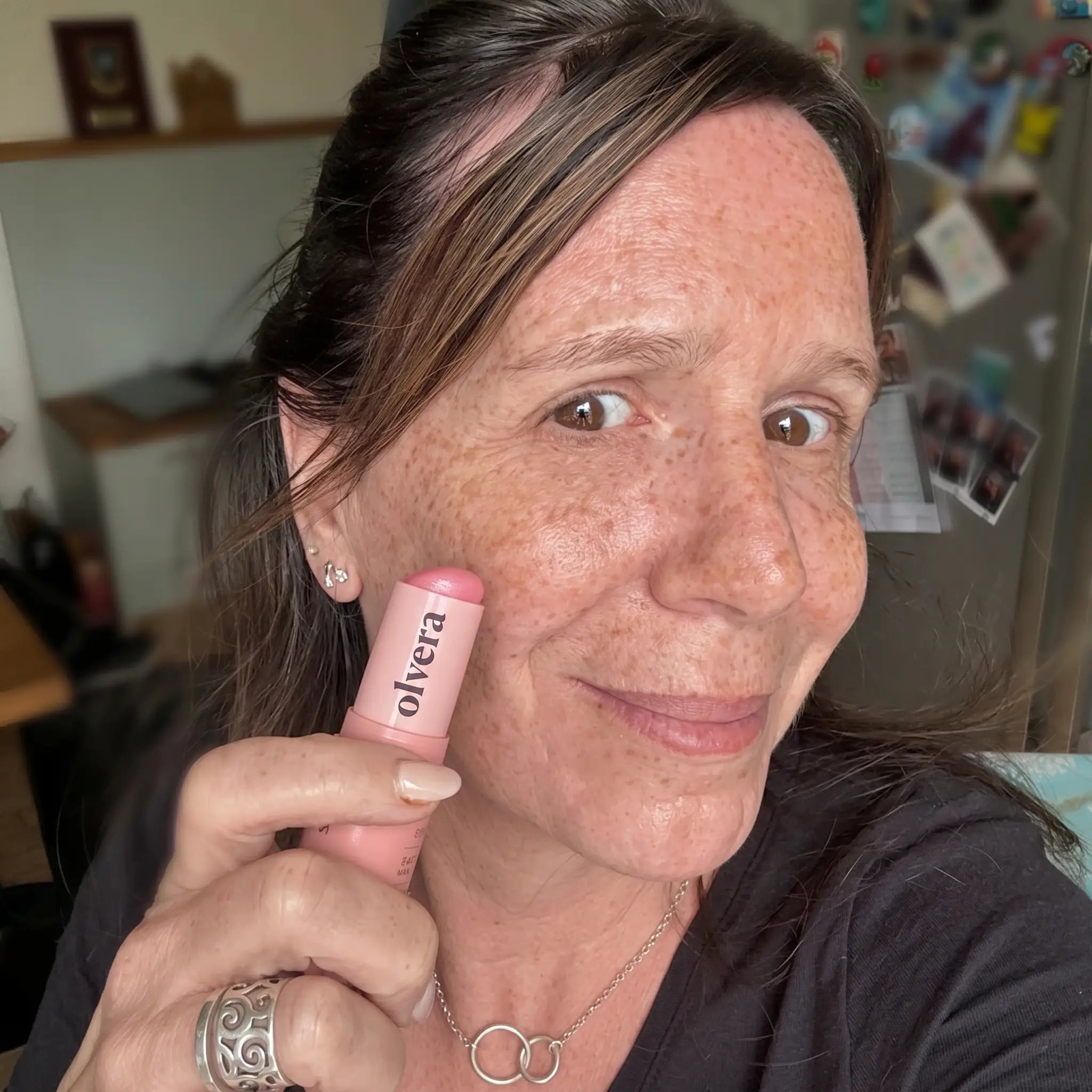 Donna che utilizza il Pure Collagen Wand Olvera