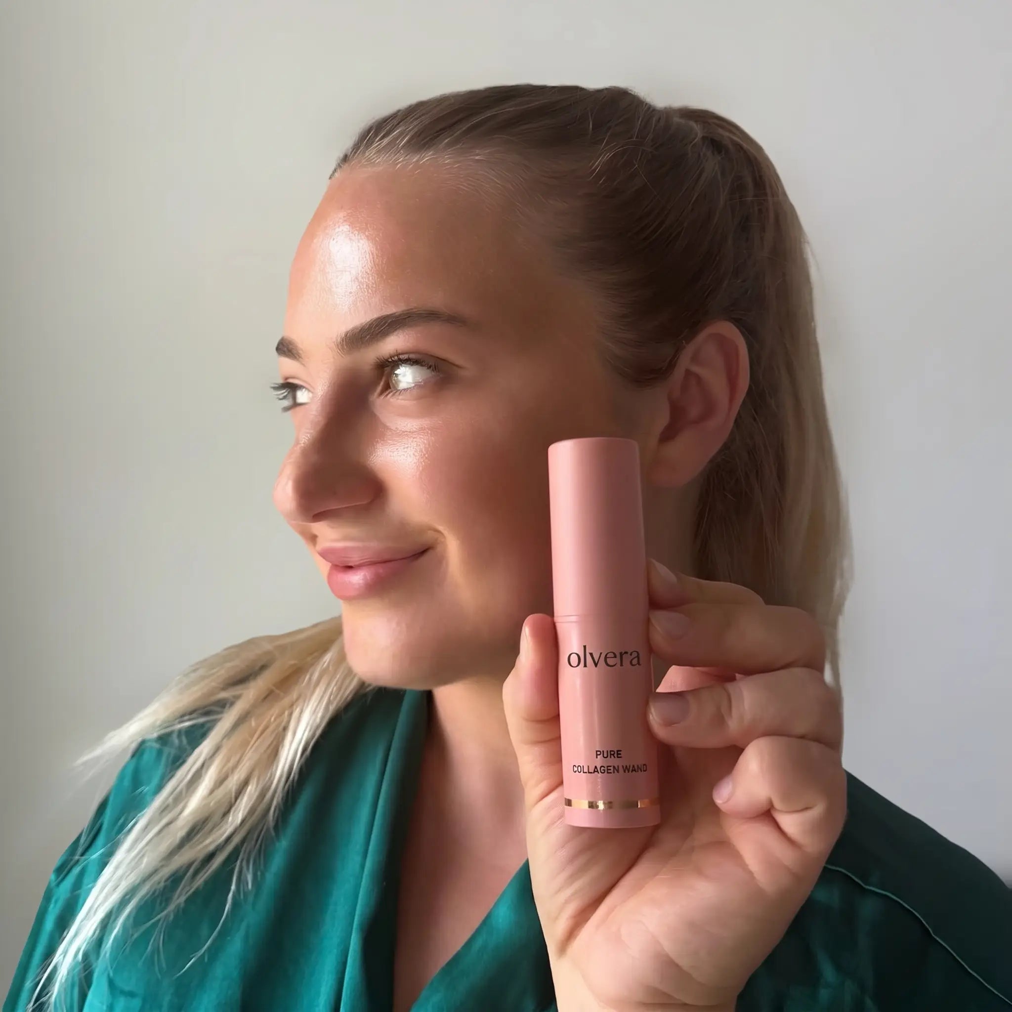 Applicazione del Pure Collagen Wand Olvera sulla pelle